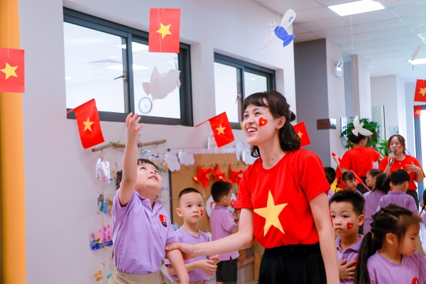 MCER MẦM NON HÁT VANG QUỐC CA, CHẠM TỚI TRÁI TIM