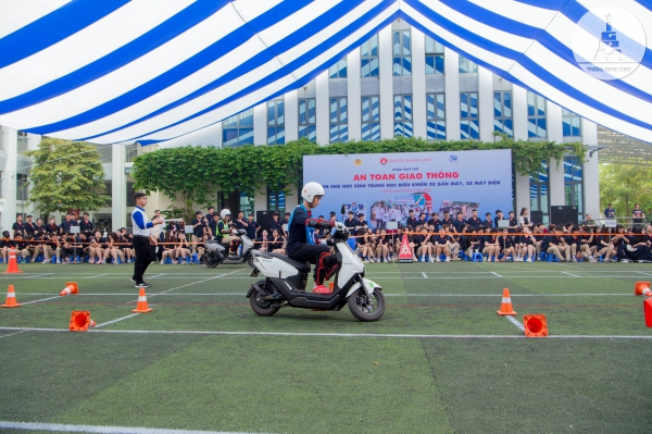 THPT-VP | VỮNG KIẾN THỨC, CHẮC TAY L&Aacute;I: MCER THAM GIA GIAO TH&Ocirc;NG AN TO&Agrave;N