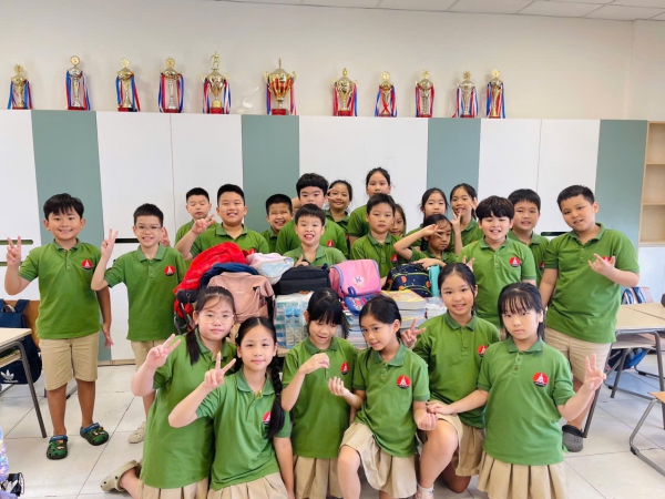 “CƯ DÂN” MC TRAO TẶNG SÁCH VỞ, NHU YẾU PHẨM CHO HỌC SINH VÙNG LŨ