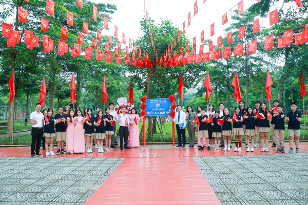 THẦY TRÒ MC THAM GIA LỄ GẮN BIỂN CÔNG TRÌNH VƯỜN HOA