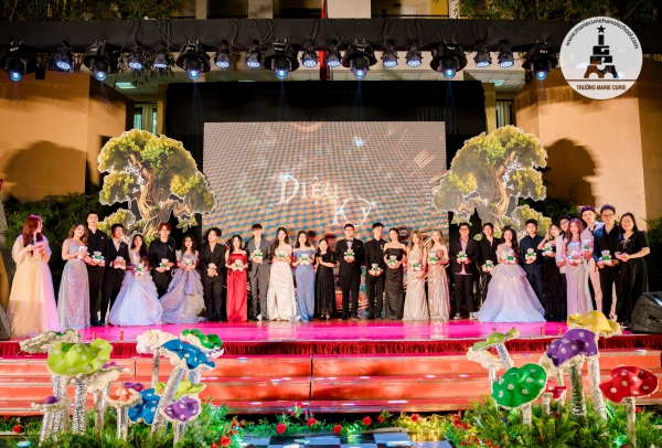 PROM 12-MĐ: CÂU CHUYỆN CỔ TÍCH DIỆU KỲ