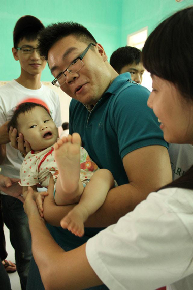 hoang-cung-r-t-kho-choi-v-i-cac-em-nh-d-y-nh