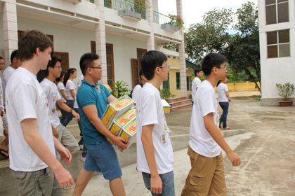 hoang-cung-th-y-co-va-cac-b-n-t-i-ivyprep-d-n-t-ng-qua-trung-tam-btxh-hoa-binh